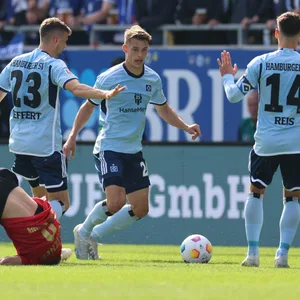 Miro Muheim (M.) sorgte in Wiesbaden immerhin für einen HSV-Treffer.