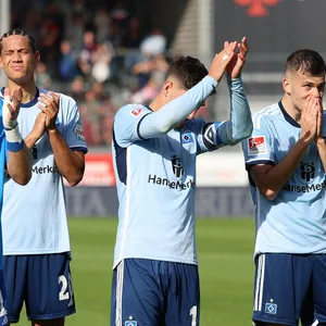Daniel Heuer Fernandes, András Németh, Ludovit Reis und Unglücksrabe László Bénes klatschen