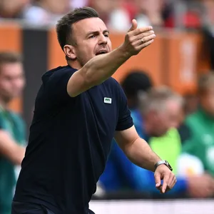 Trainer Enrico Maaßen hat beim FC Augsburg schlechte Karten.