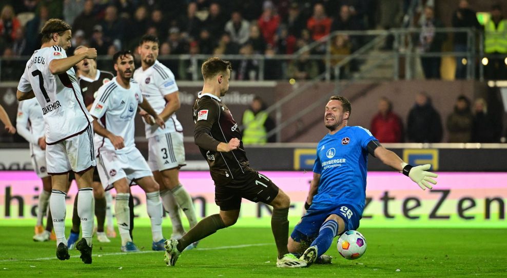 Johannes Eggestein ist zur Stelle und erzielt das 2.1 für St. Pauli gegen Nürnberg.