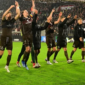 St. Pauli-Profis feiern den Sieg gegen Nürnberg am Millerntor