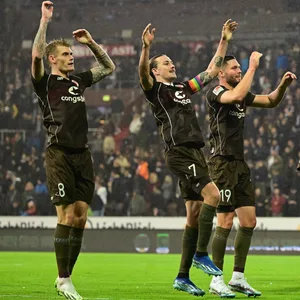 Die Mannschaft des FC St. Pauli feiert mit den Fans im Millerntorstadion