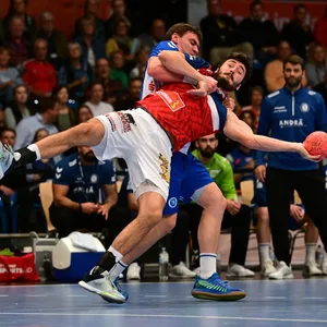 Der Stuttgarter Handballer Lukas Laube reißt seinen Hamburger Gegenspieler Jacob Lassen zu Boden.