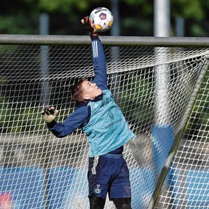 Matheo Raab lenkt den Ball über die Latte.