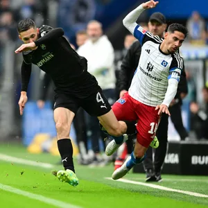 Ludvovit Reis stürzt im Zweikampf mit Damian Michalski
