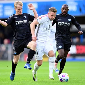 Johannes Eggestein gewinnt einen Zweikampf in Paderborn