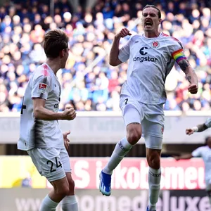 Jackson Irvine bejubelt sein Tor zum 2:1 in Paderborn