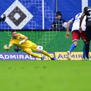 Daniel Heuer-Fernandes pariert einen Elfmeter