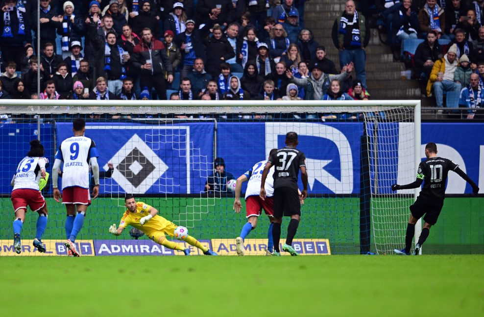 Daniel Heuer Fernandes hält einen Elfmeter gegen Fürth