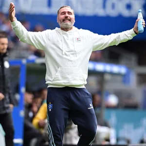 HSV-Trainer Tim Walter hebt die Arme