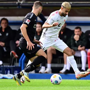 Elias Saad im Zweikampf mit Paderborns Marco Schuster