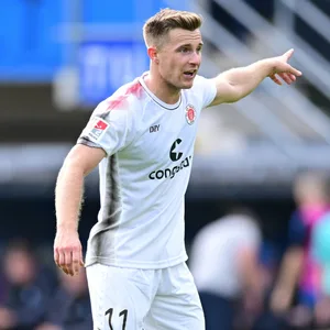 Johannes Eggestein zeigt nach links