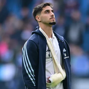 Ludovit Reis mit einer Schlinge um den Arm