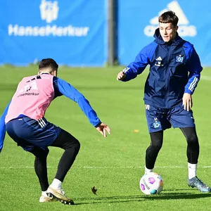 Otta Stange wirbelt diese Woche durchs Profi-Training des HSV.