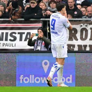 Igor Matanovic zeigt eine Geste des Respekts nach seinem Tor gegen St. Pauli.