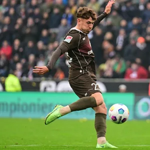 Philipp Treu schießt wuchtig aufs Tor und trifft zum 2:1 für St. Pauli