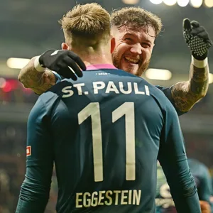 Johannes Eggestein und Marcel Hartel jubeln.