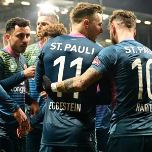 St. Paulis Profis jubeln über das 2:1 gegen Schalke.