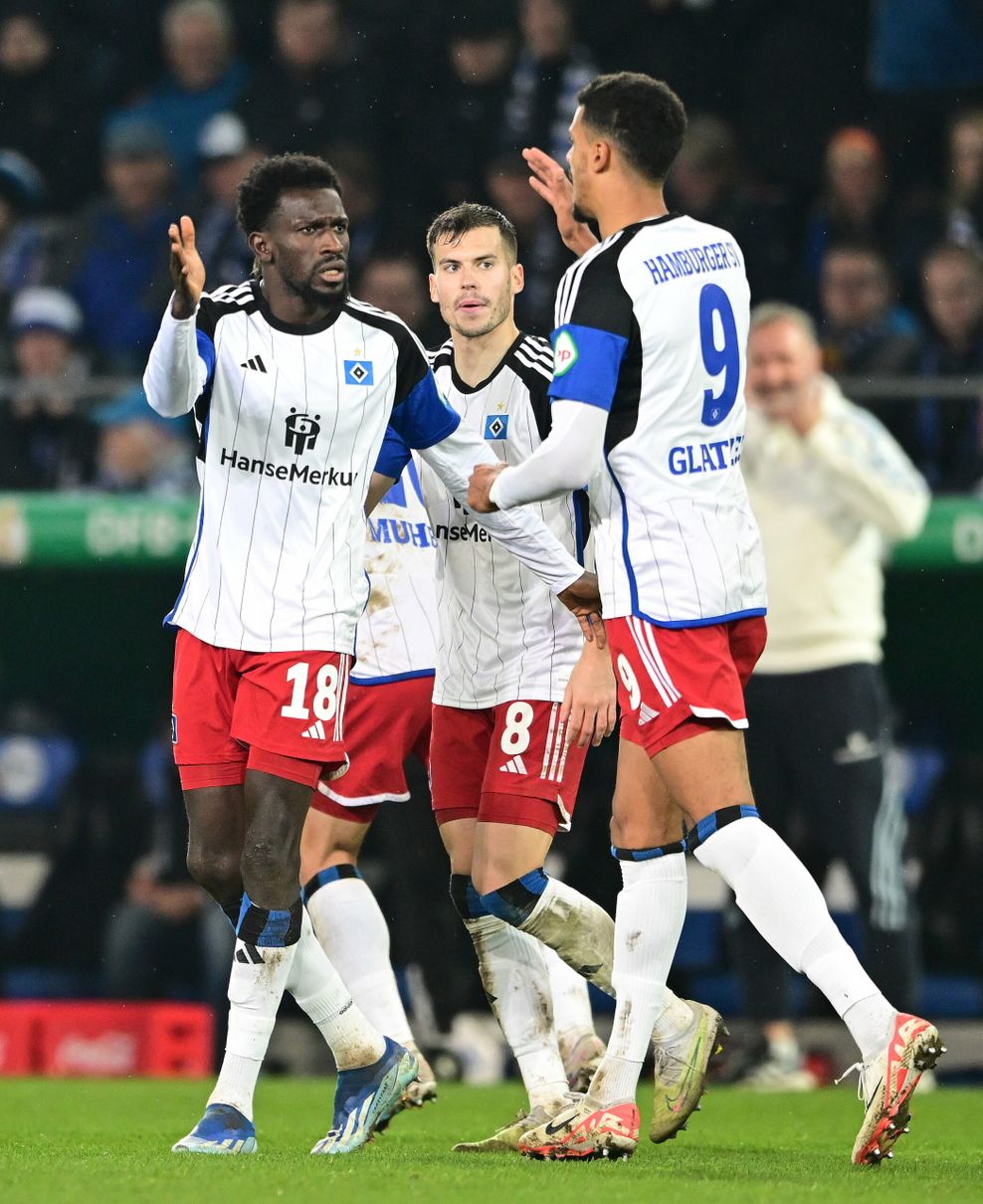 Der HSV bejubelt den Ausgleich in Bielefeld.