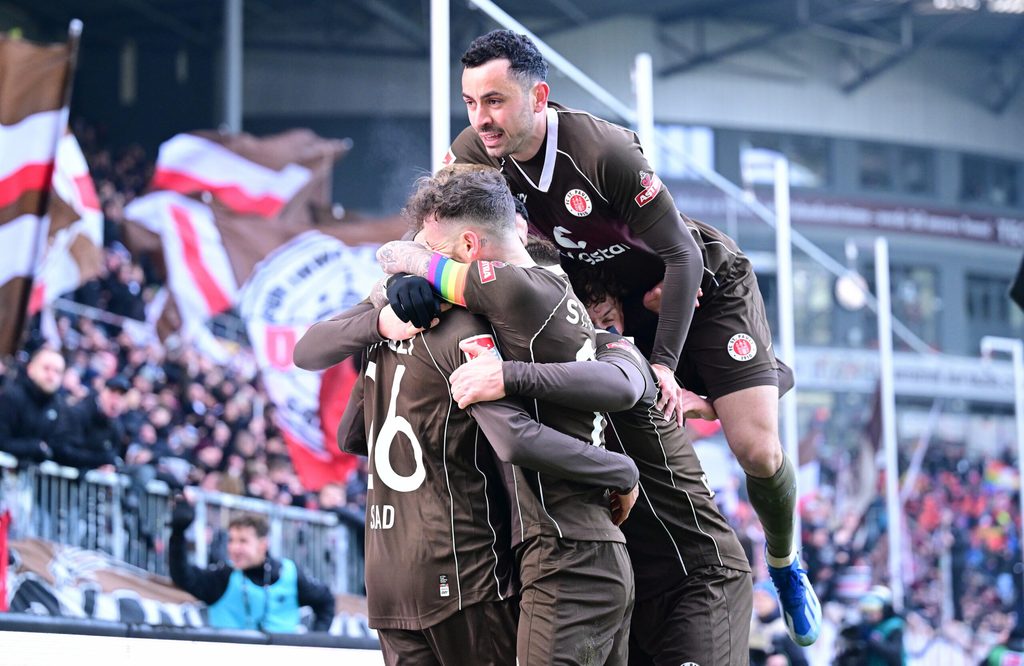 Der FC St. Pauli jubelt über wichtige drei Punkte im Aufstiegskampf.