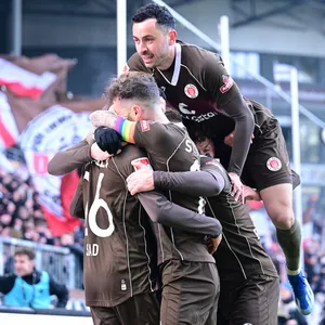 Der FC St. Pauli jubelt über wichtige drei Punkte im Aufstiegskampf.