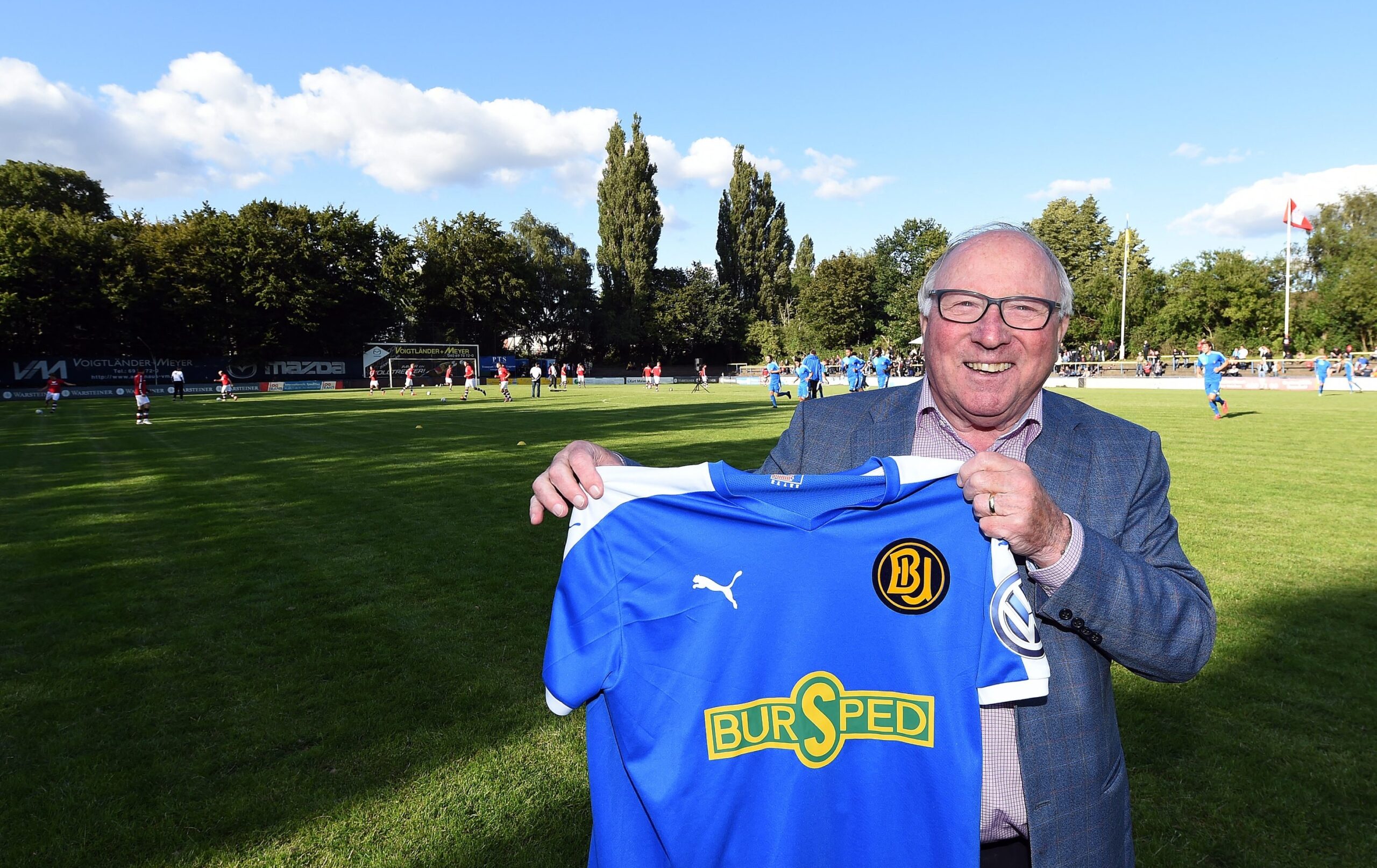 Als Barmbek-Uhlenhorst sich 2015 vom traditionsreichen Rupprechtplatz verabschiedete, hielt auch Uwe Seeler die BU-Farben hoch.