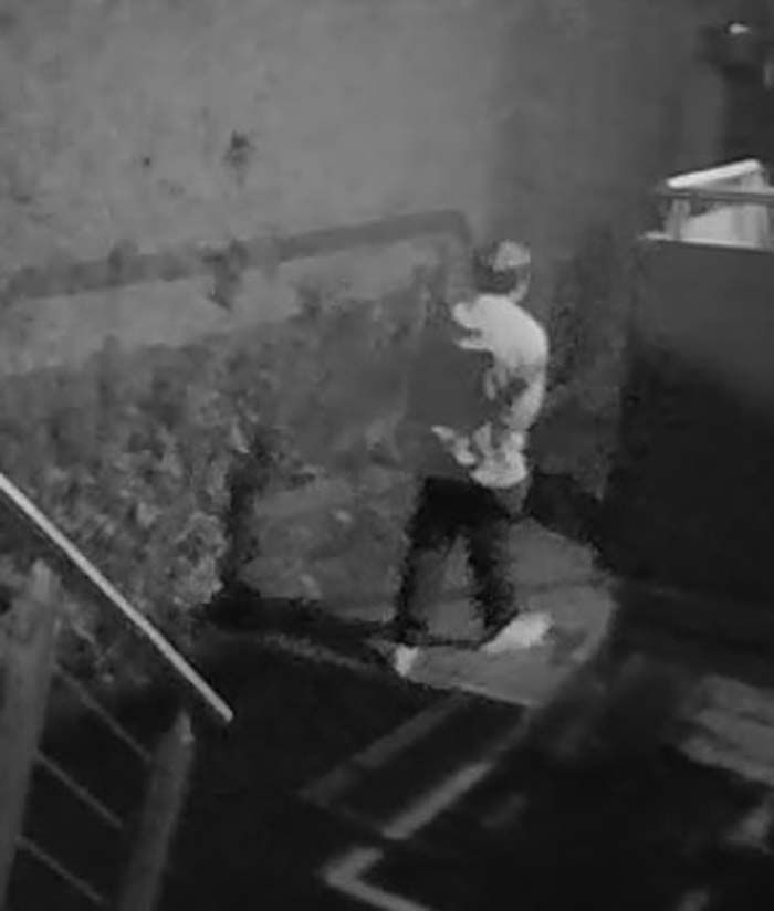R. versteckt etwas hinter seinem Rücken. Später stellt sich heraus, dass es ein Messer war.