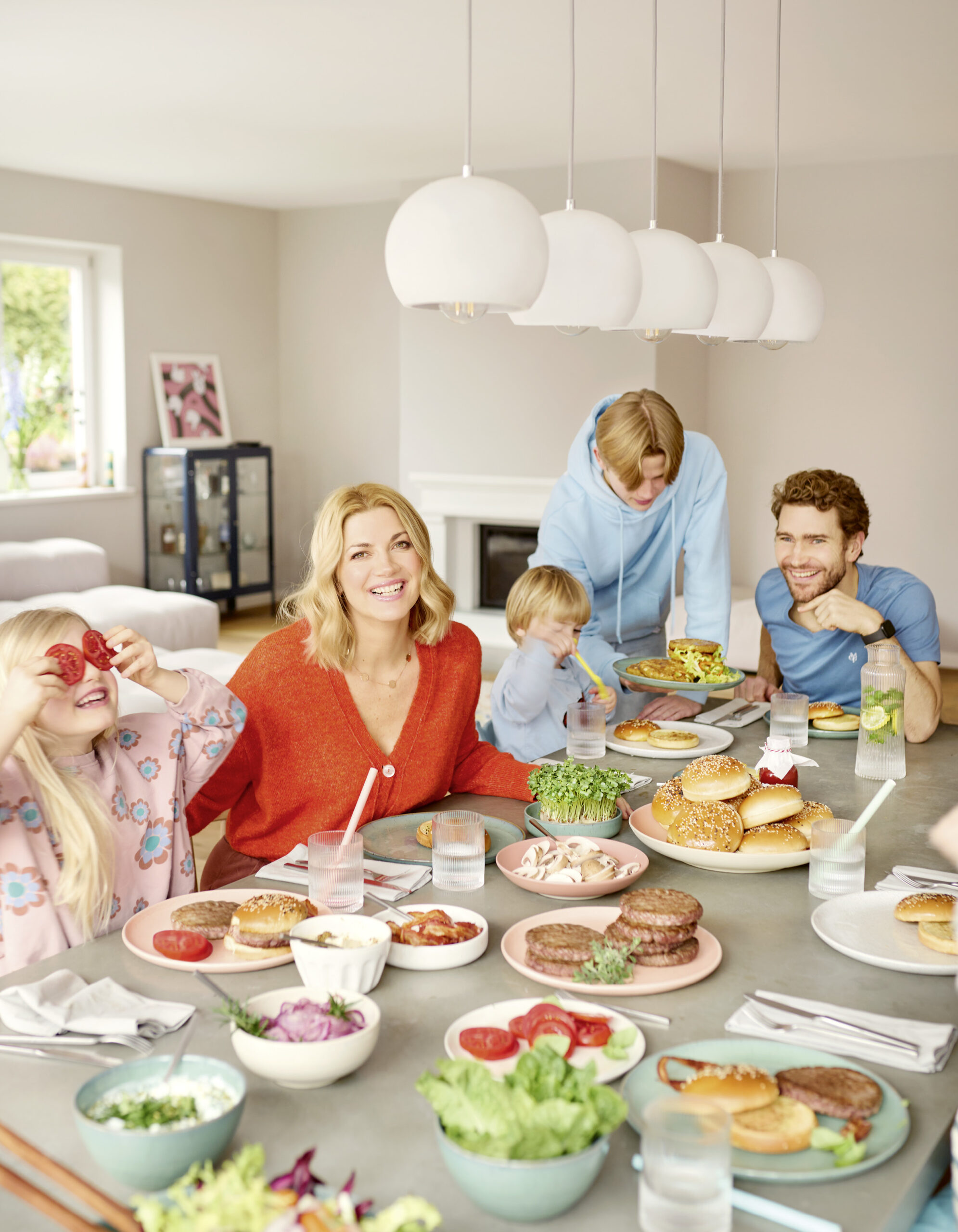 Nina Bott und ihr Freund Benjamin Baarz sitzen mit ihren Kindern am Esstisch. Die Familie geht auch gern auswärts essen.