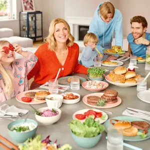 Nina Bott und ihr Freund Benjamin Baarz sitzen mit ihren Kindern am Esstisch. Die Familie geht auch gern auswärts essen.