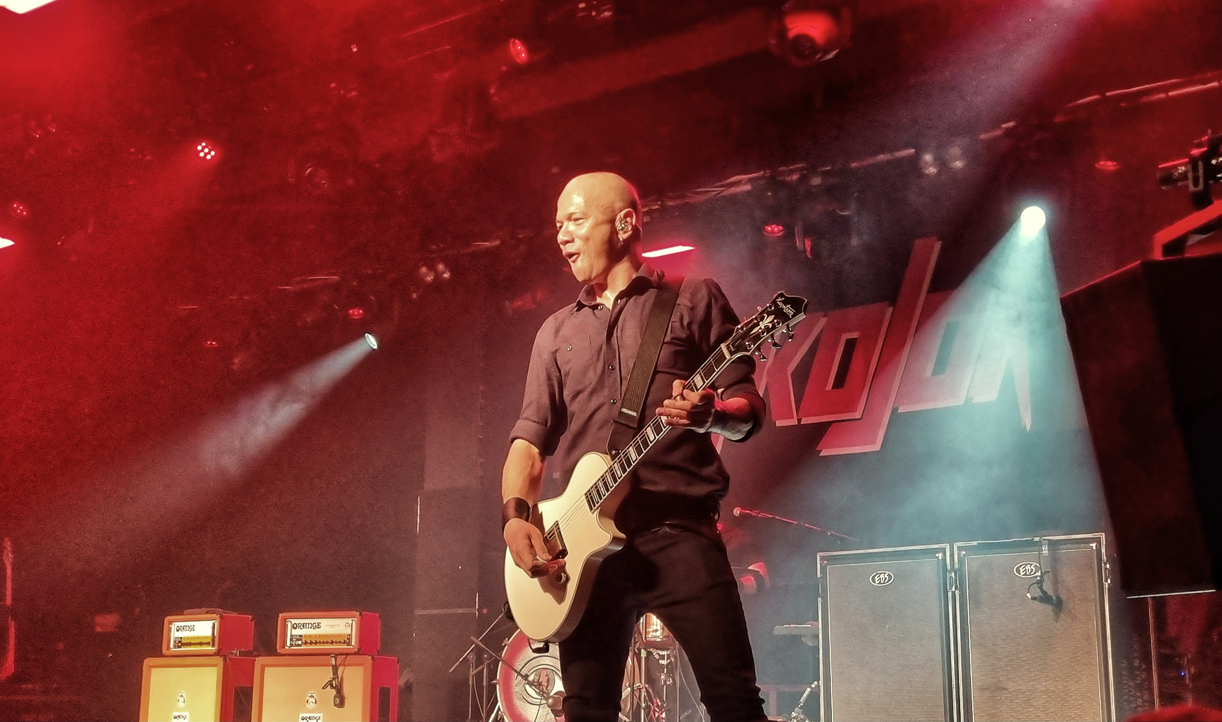 Danko Jones, Sänger und Gitarrist der gleichnamigen Band, steht in Hamburg auf der Bühne.