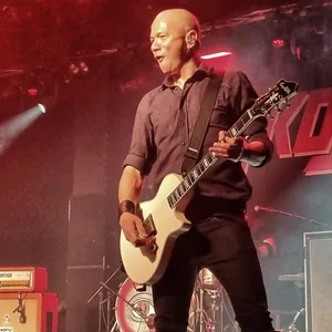 Danko Jones, Sänger und Gitarrist der gleichnamigen Band, steht in Hamburg auf der Bühne.