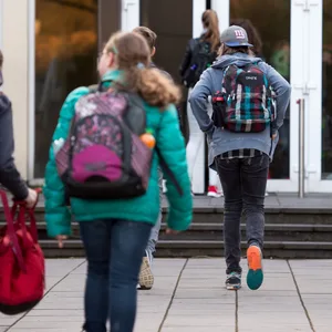 Schüler auf dem Weg zur Schule (Symbolbild).