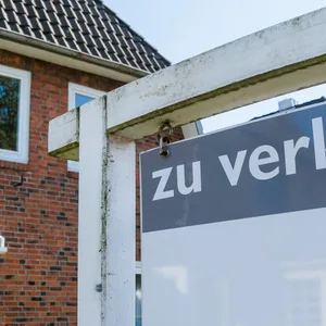 Ein „Zu verkaufen“-Schild steht vor einem Haus in Hamburg. (Symbolbild)