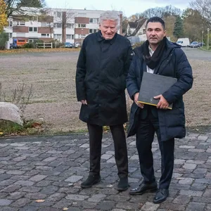 David Erkalp (CDU, r.) und Bezirkspolitiker Gerd Imholz auf dem leeren Marktplatz.