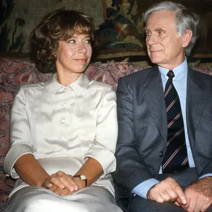 Das Komiker-Paar Vicco von Bülow alias Loriot und Evelyn Hamann sitzt auf einem Sofa (Archivfoto von 1987).