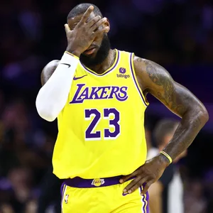 LeBron James schlägt die Hand vors Gesicht