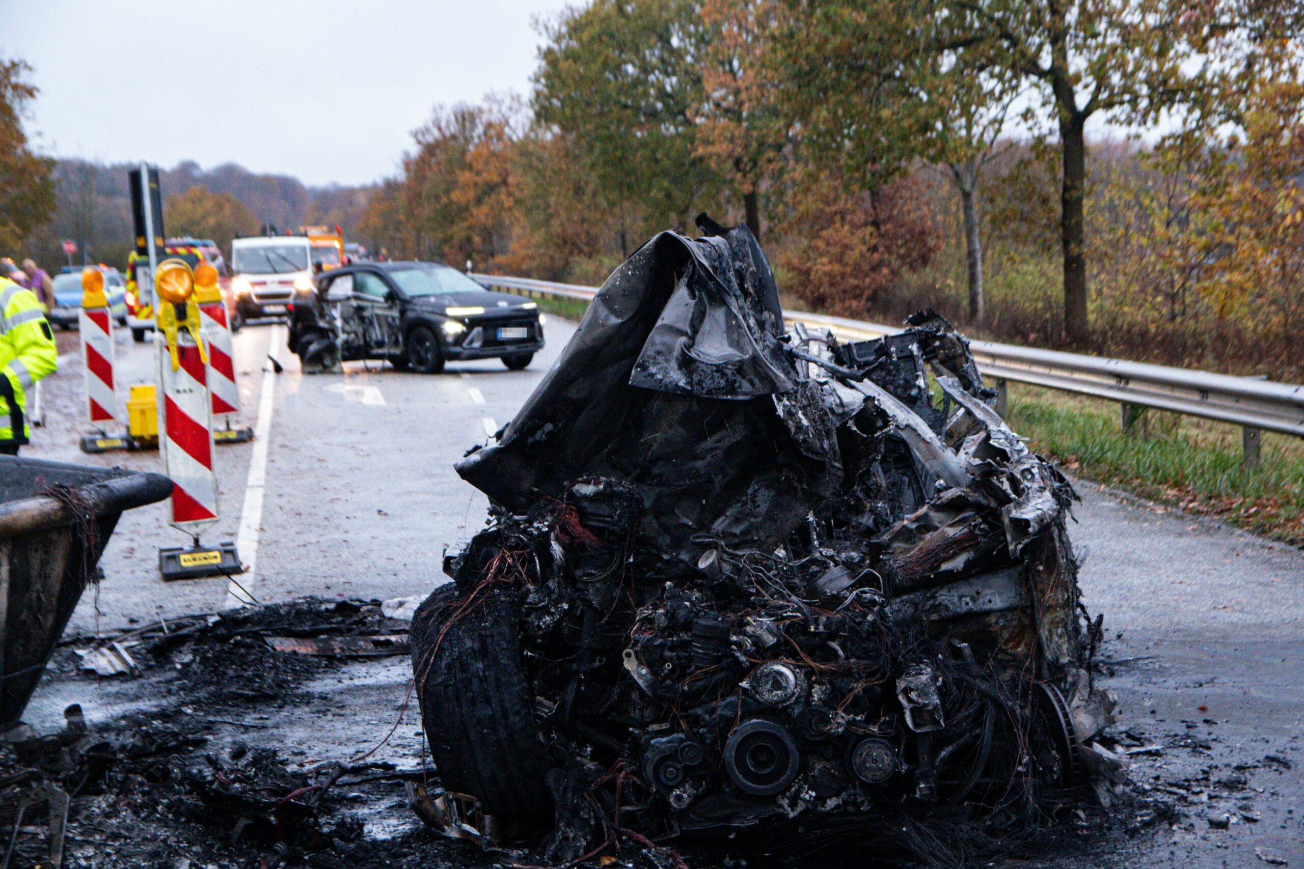 Der Audi Q8 brannte vollständig aus – die Einsatzkräfte konnten die Fahrerin nicht mehr retten.