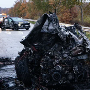 Der Audi Q8 brannte vollständig aus – die Einsatzkräfte konnten die Fahrerin nicht mehr retten.