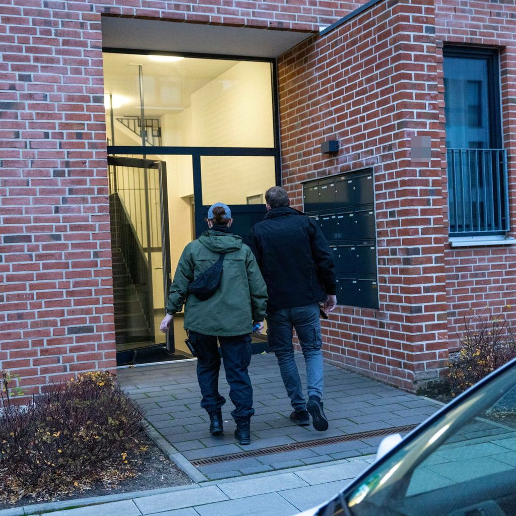 Ermittler des Staatsschutzes betreten das Wohnhaus in Lohbrügge.