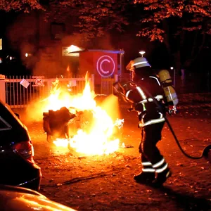 Die Kräfte löschen eines der Feuer am Bekkamp in Jenfeld. Es kam in der Umgebung zu weiteren Bränden.