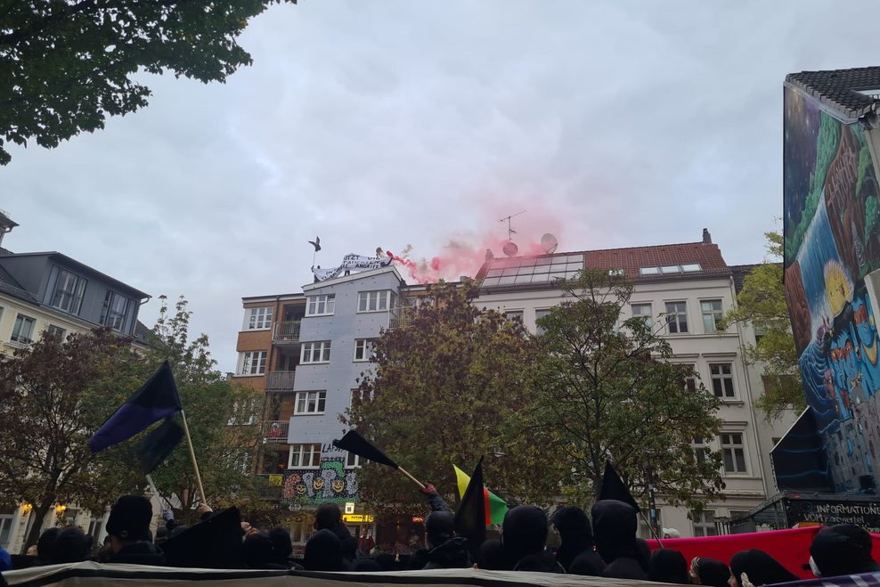 In der Marktstraße wurde auf einem Dach Pyrotechnik abgebrannt.