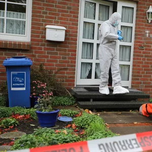 Ein Ermittler der Spurensicherung verlässt das Einfamilienhaus in Elmshorn.