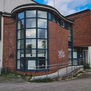 Modernes Backsteingebäude an der Weidestraße