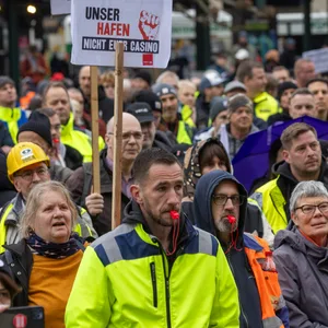Hafenarbeiter protestieren gegen den Verkauf der HHLA auf dem Rathausmarkt