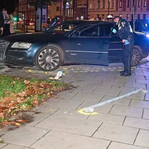 Der Audi war von der Straße abgekommen und in ein Absperrbügel gerast.
