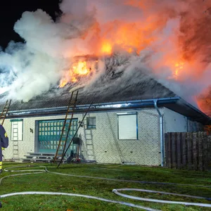 Dieses Einfamilienhaus in Fintel ist in der Nacht zum Montag vollständig niedergebrannt. Die Polizei geht von Brandstiftung aus.