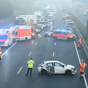 Die Unfallstelle auf der A7 in Höhe Quickborn. Die Autobahn in Richtung Hamburg wurde voll gesperrt.