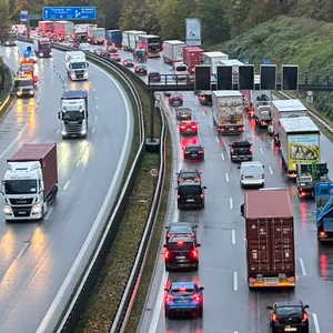 Auf der A7 staute es sich am Dienstagmorgen nach mehreren Unfällen.