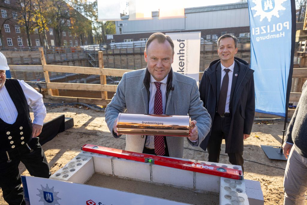 Innensenator Andy Grote (SPD) und Polizeipräsident Falk Schnabel (r.) bei der Grundsteinlegung.