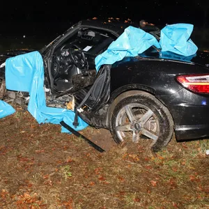 Vom Unfallwagen ist nur noch ein Haufen Schrott übrig.